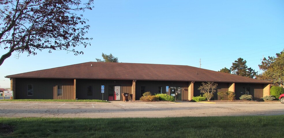 2281 Village Mall Dr, Mansfield, OH for rent - Building Photo - Image 2 of 5