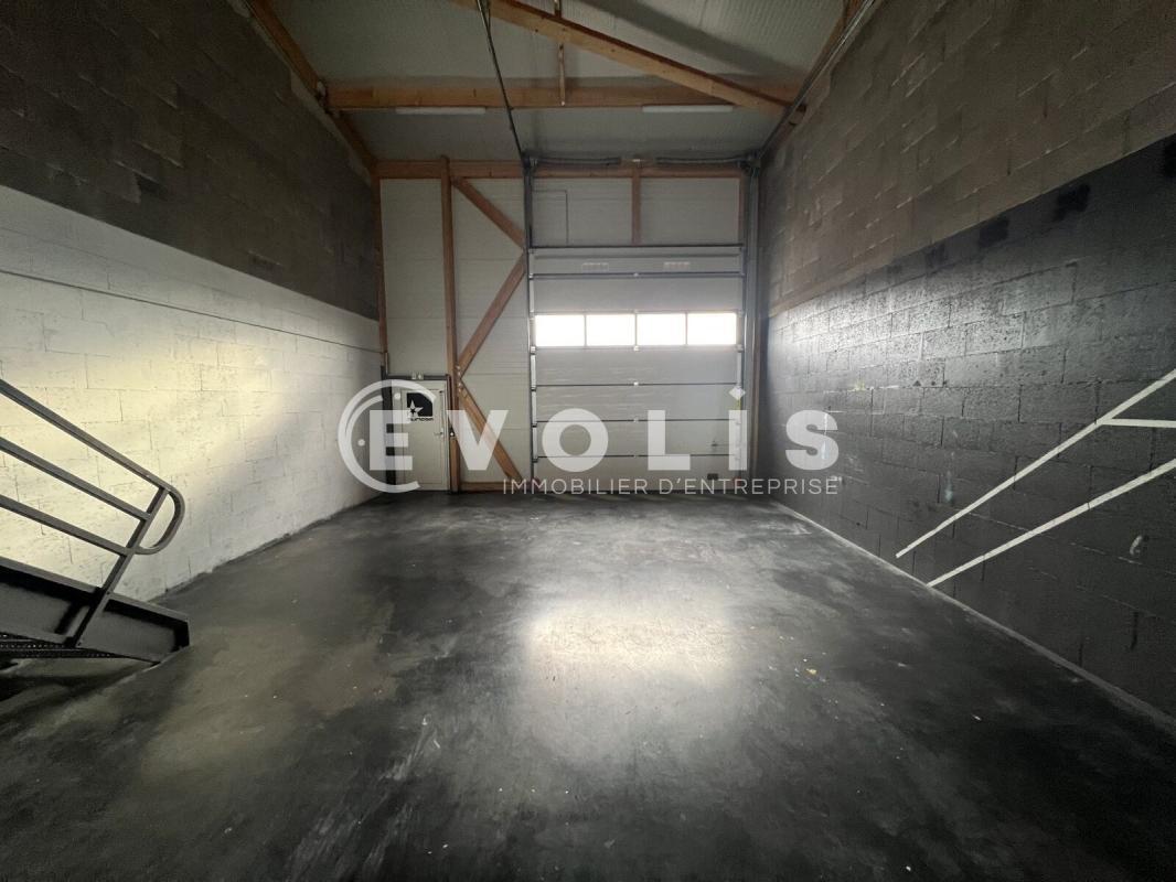 Light Industrial in Combs-la-Ville to rent Interior Photo- Image 1 of 10