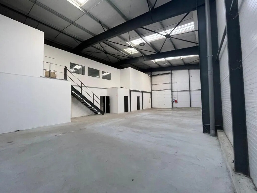 Location Bureaux 586 m² - Photo 1