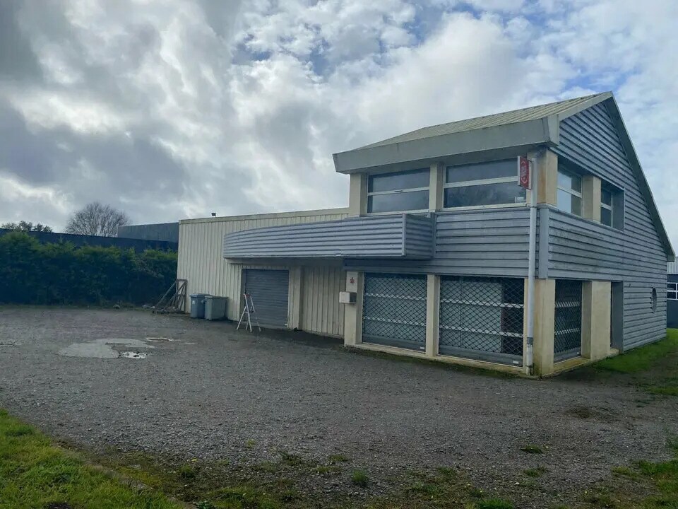 Location Local d'activités 300 m² - Photo 1