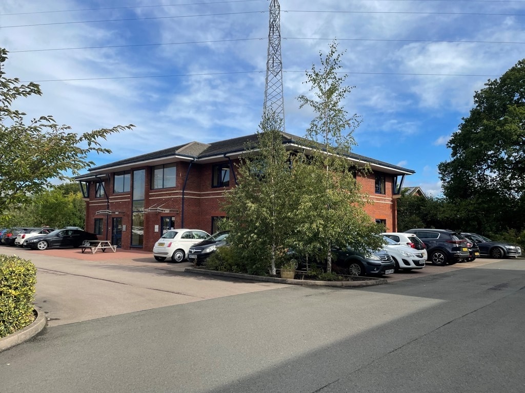 Sandys Rd, Malvern to rent Building Photo- Image 1 of 8