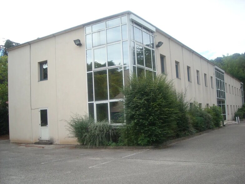 Office in OULLINS-PIERRE-BÉNITE to rent - Primary Photo - Image 1 of 3