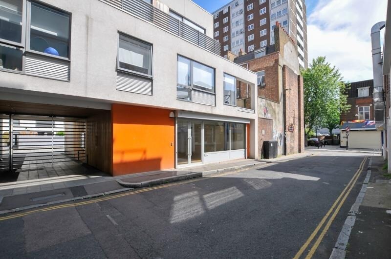19 Garrett St, London to rent - Interior Photo - Image 2 of 6