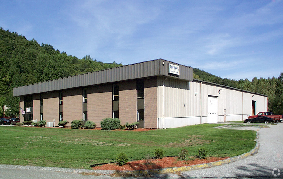 4 Production Dr, Brookfield, CT for rent - Primary Photo - Image 1 of 2