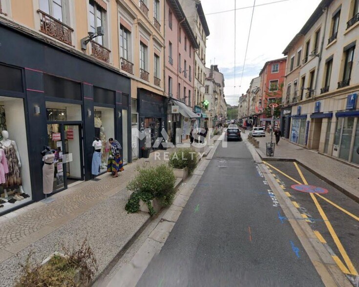 Retail in Lyon to rent - Building Photo - Image 2 of 15