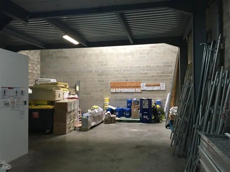 Light Industrial in Élancourt to rent - Building Photo - Image 2 of 5