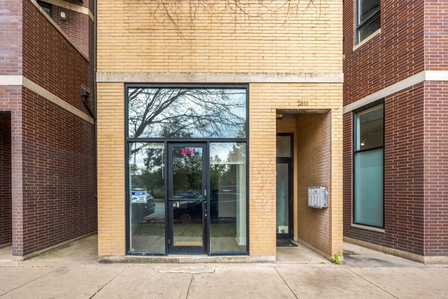 2816 W Chicago Ave, Chicago, IL for rent - Building Photo - Image 2 of 24