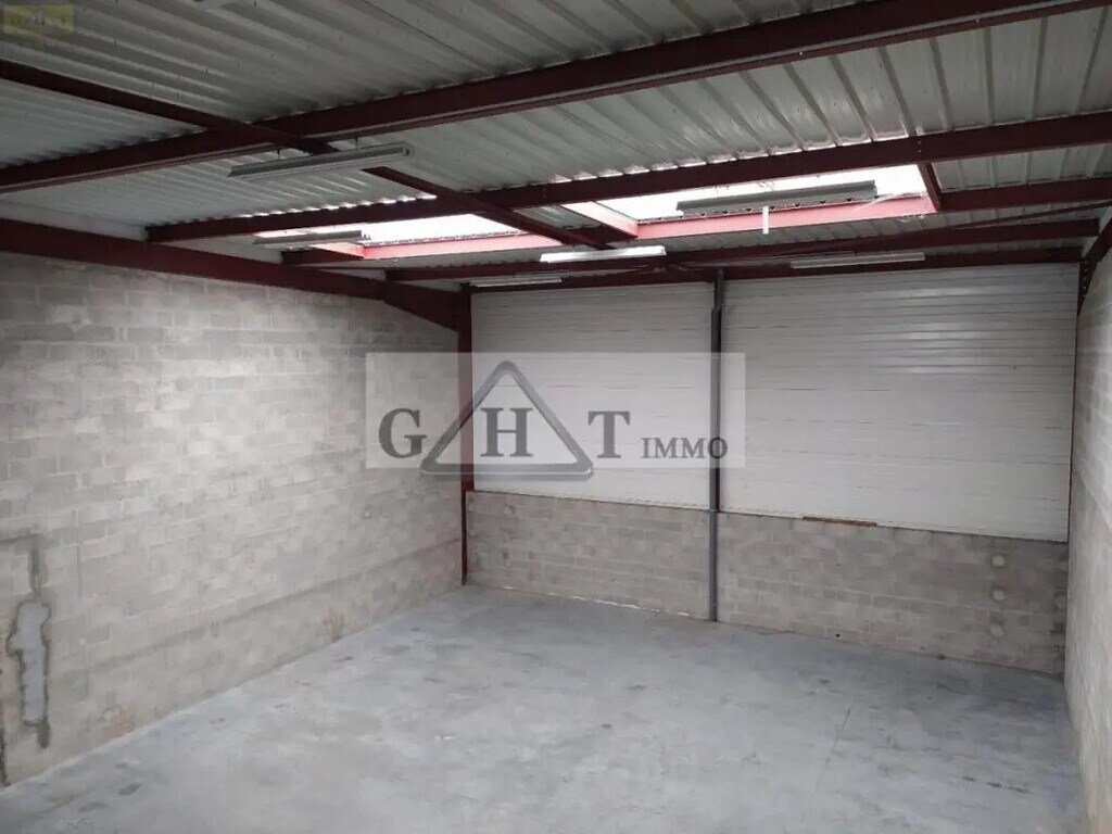 Location Entrepôt 240 m² - Photo 1