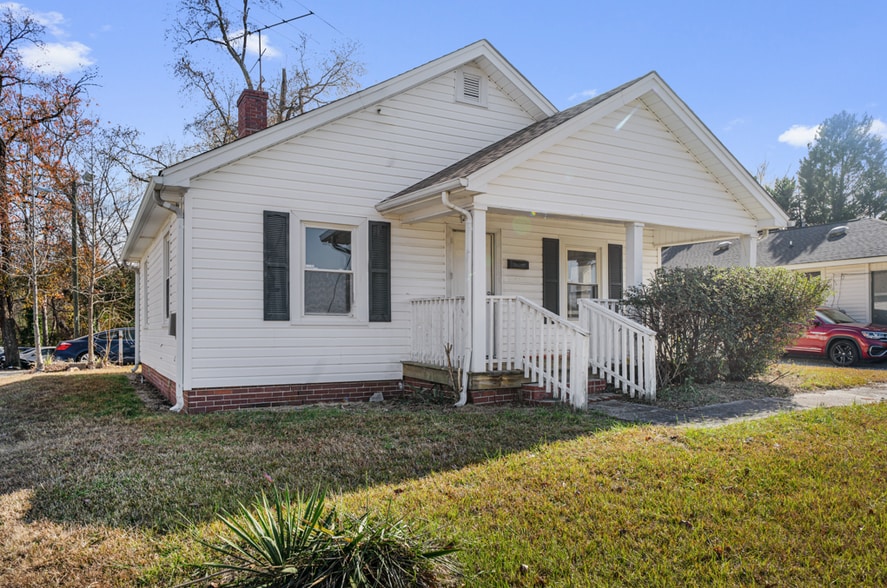 Freestanding Commercial Buildings portfolio of 2 properties for sale on LoopNet.co.uk - Building Photo - Image 3 of 5