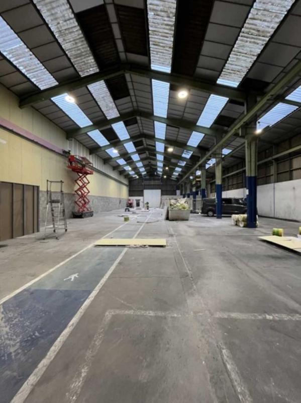 Light Industrial in Villeurbanne to rent Building Photo- Image 1 of 11