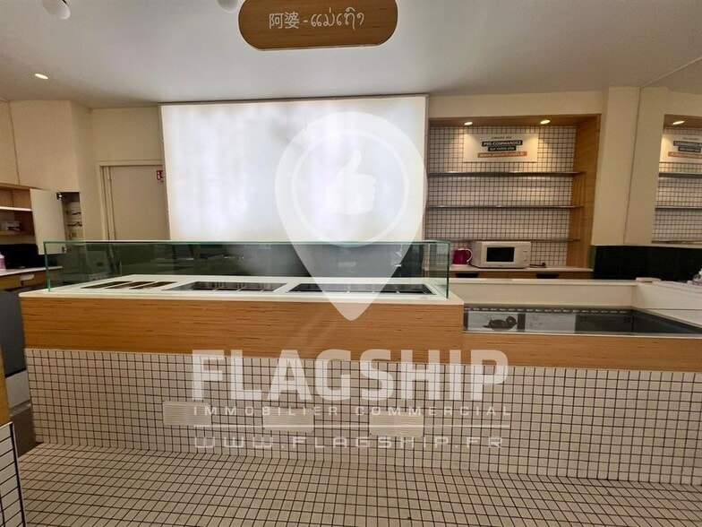 Retail in Paris to rent - Interior Photo - Image 2 of 4
