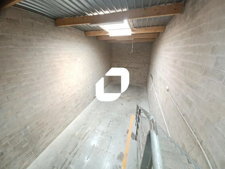 Light Industrial in Ozoir-la-Ferrière to rent - Interior Photo - Image 3 of 10