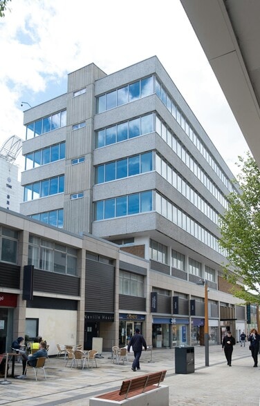 Charles Square, Bracknell to rent - Building Photo - Image 1 of 17