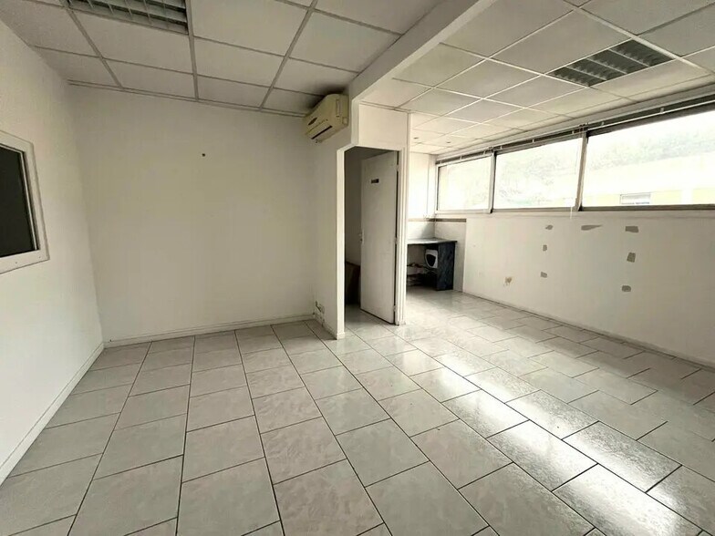 Office in Le Cannet to rent - Interior Photo - Image 2 of 4