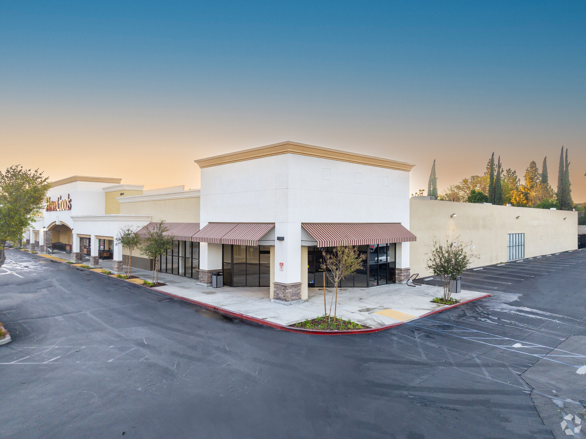 22828-22968 Victory Blvd, Woodland Hills, CA for rent Building Photo- Image 1 of 12