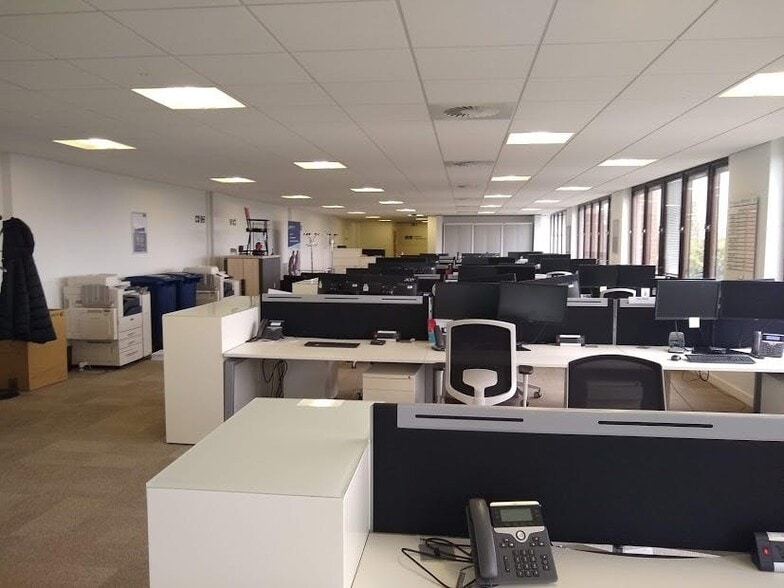 South St, Staines to rent - Interior Photo - Image 2 of 16