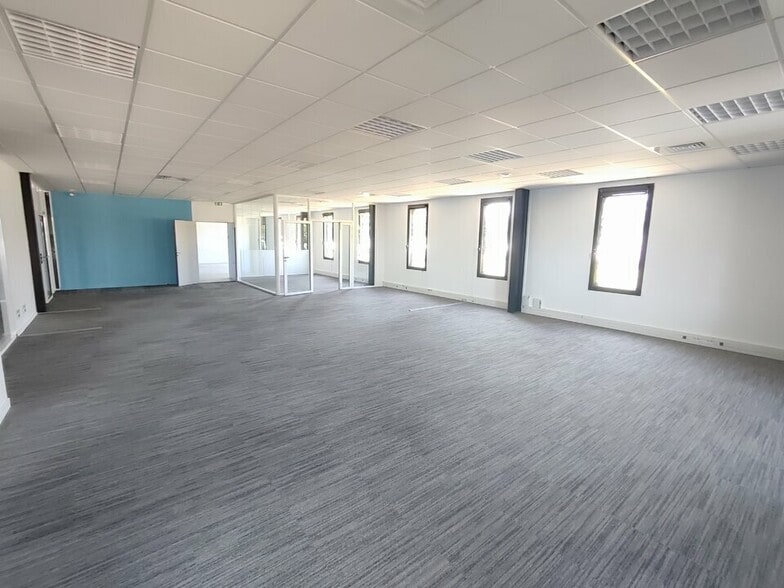 Office in Vaulx-Milieu to rent - Interior Photo - Image 1 of 13