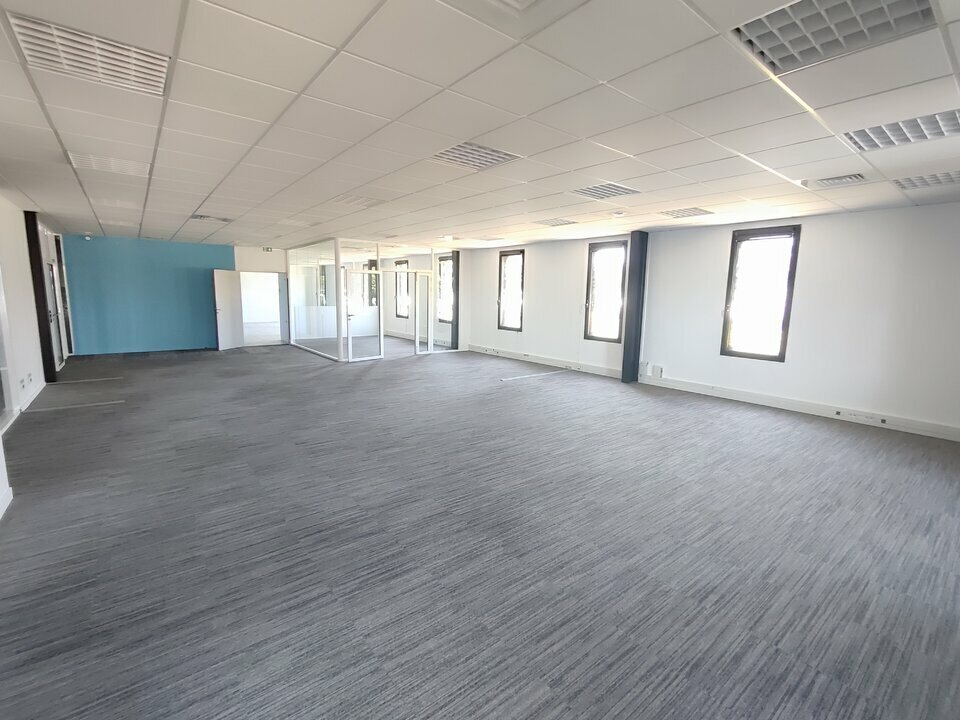 Office in Vaulx-Milieu to rent Interior Photo- Image 1 of 14