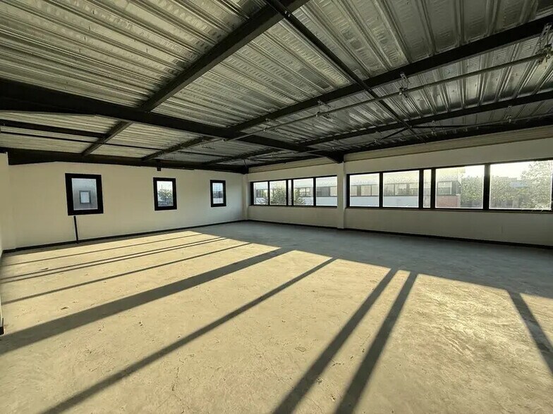Light Industrial in Villeneuve-la-Garenne to rent - Interior Photo - Image 3 of 8