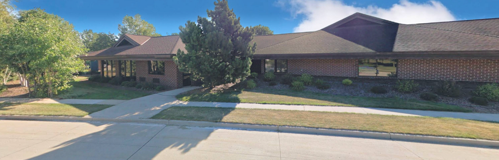 1900 Woodland Dr, Manitowoc, WI for sale - Building Photo - Image 1 of 38