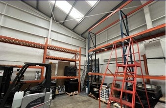Spindle Way, Crawley to rent Interior Photo- Image 2 of 3