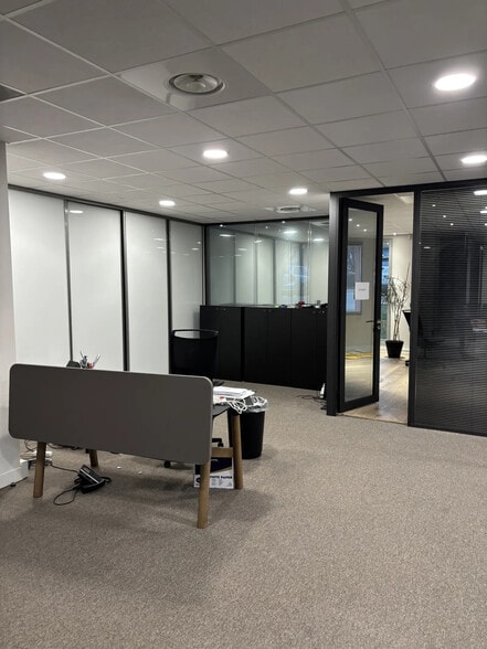Office in Aix-en-Provence for sale - Interior Photo - Image 1 of 4