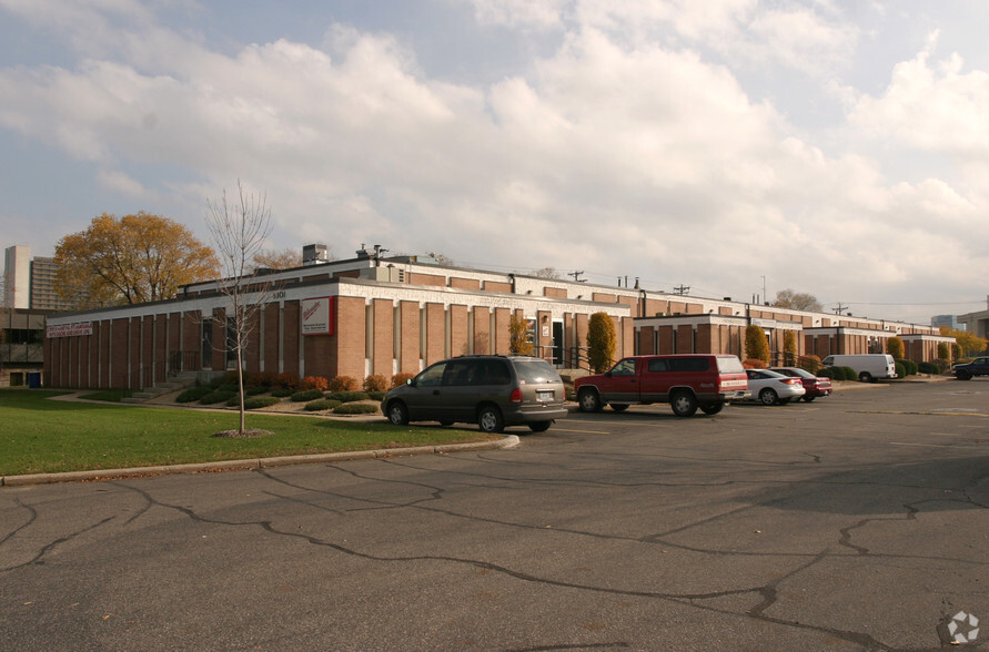 5301 Edina Industrial Blvd, Edina, MN for rent - Building Photo - Image 2 of 16