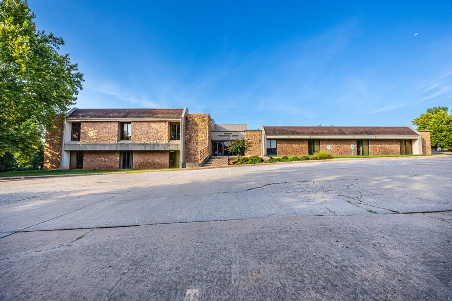 1603 E 19th St, Edmond, OK for rent - Building Photo - Image 2 of 11