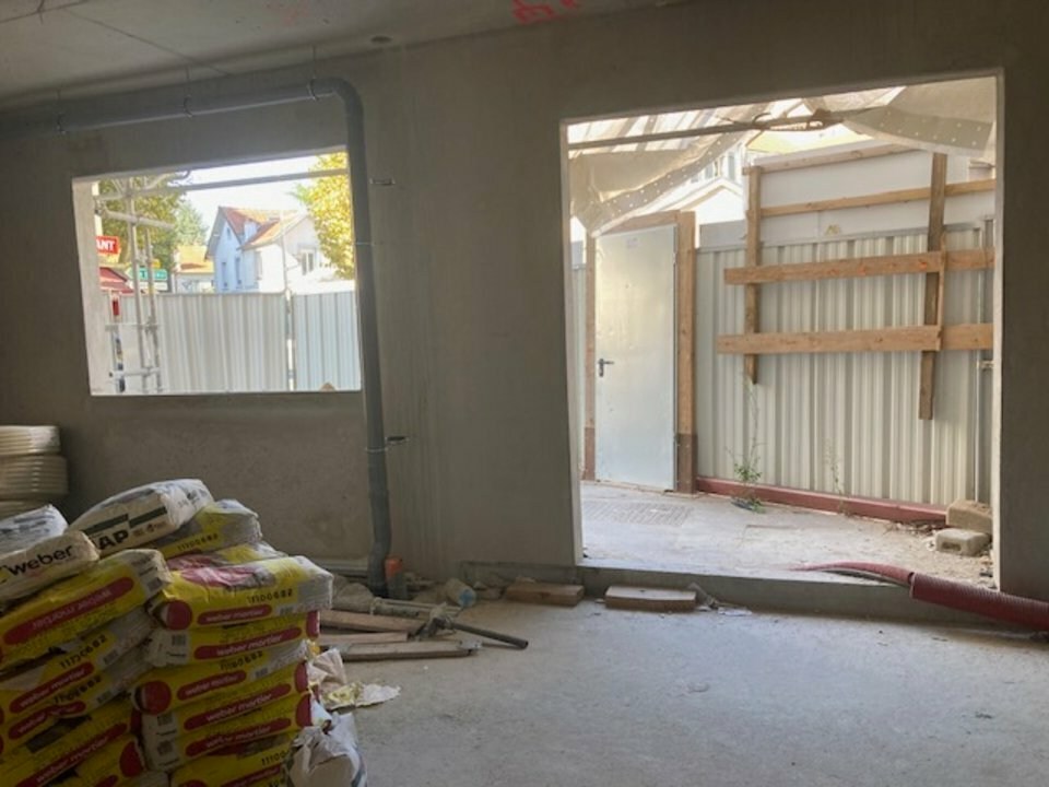 Retail in Courbevoie for sale Construction Photo- Image 1 of 7