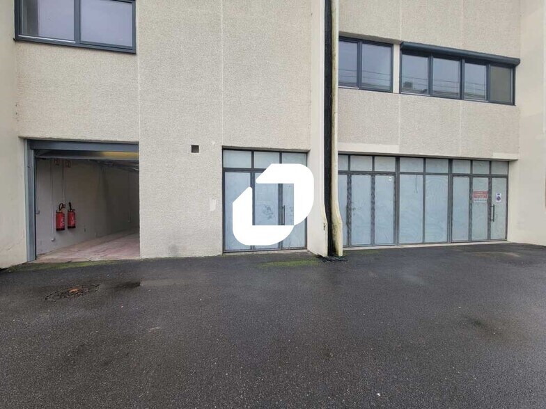 Light Industrial in Palaiseau to rent - Building Photo - Image 1 of 8
