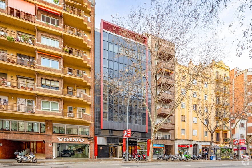 Office in Barcelona, Barcelona to rent - Building Photo - Image 2 of 2