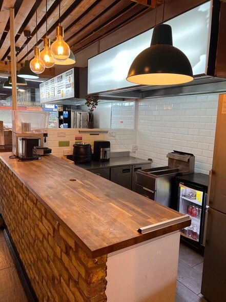 32 High St, Hounslow to rent - Interior Photo - Image 2 of 6