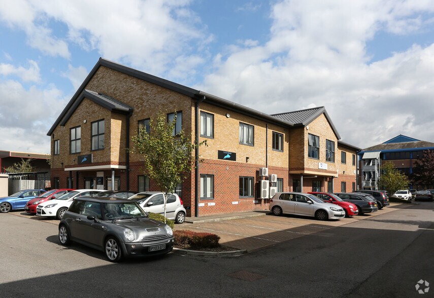 139 Faraday Rd, Crawley for sale - Primary Photo - Image 1 of 1