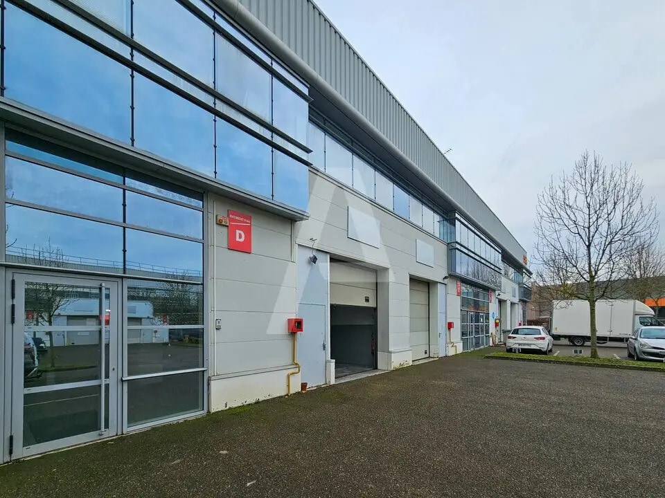 Location Local d'activités 360 m² - Photo 1