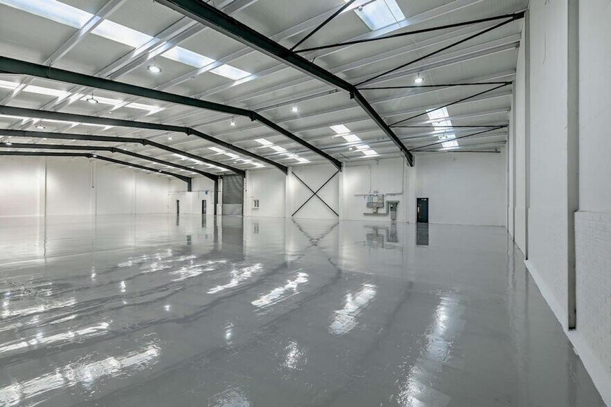 Gorrells Way, Rochdale to rent - Building Photo - Image 3 of 13