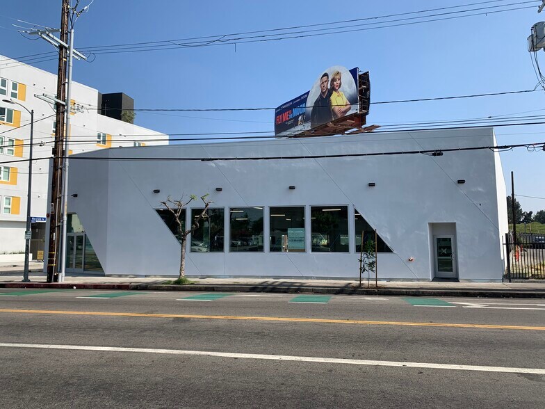 5075 W Adams Blvd, Los Angeles, CA for rent - Building Photo - Image 1 of 6