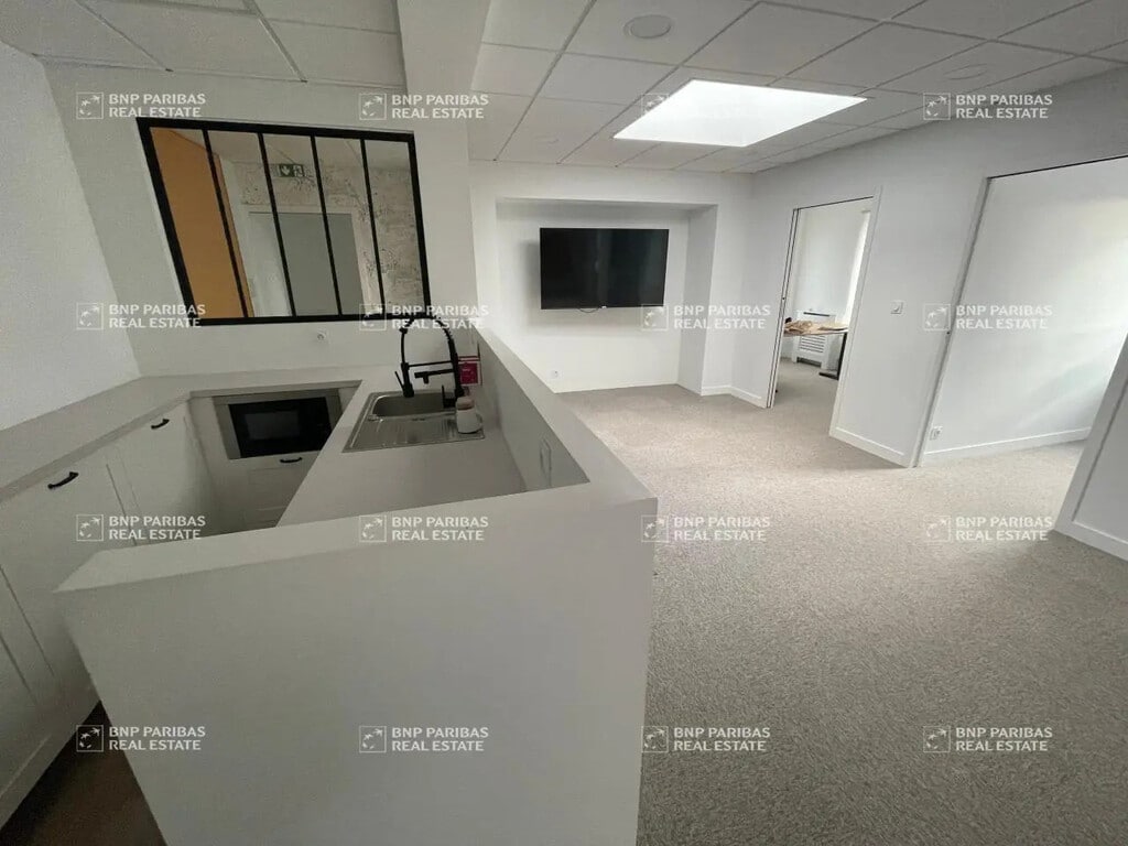 Location Bureaux 195 m² - Photo 1