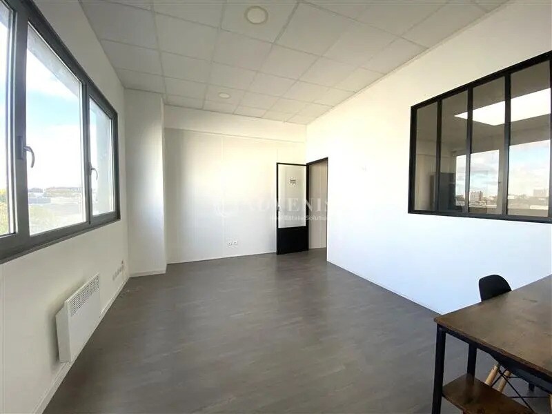 Office in Villeneuve-la-Garenne to rent Interior Photo- Image 1 of 8