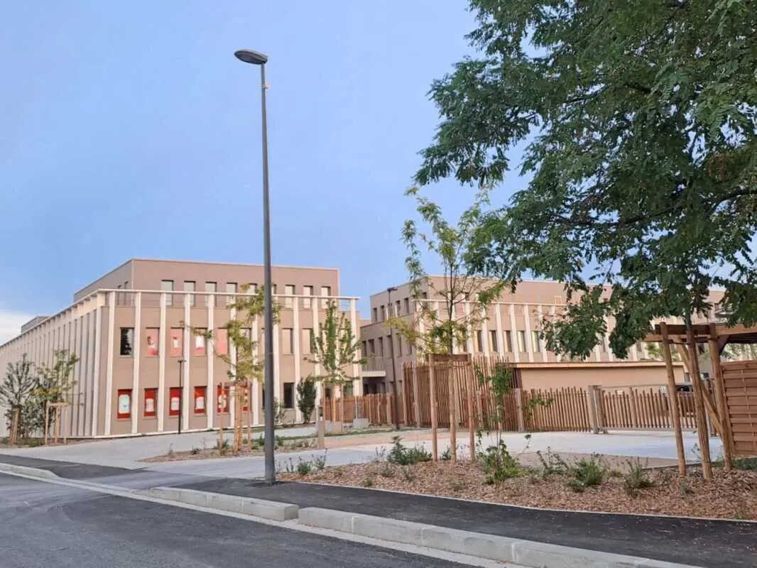 Office in Bron for sale Building Photo- Image 1 of 23