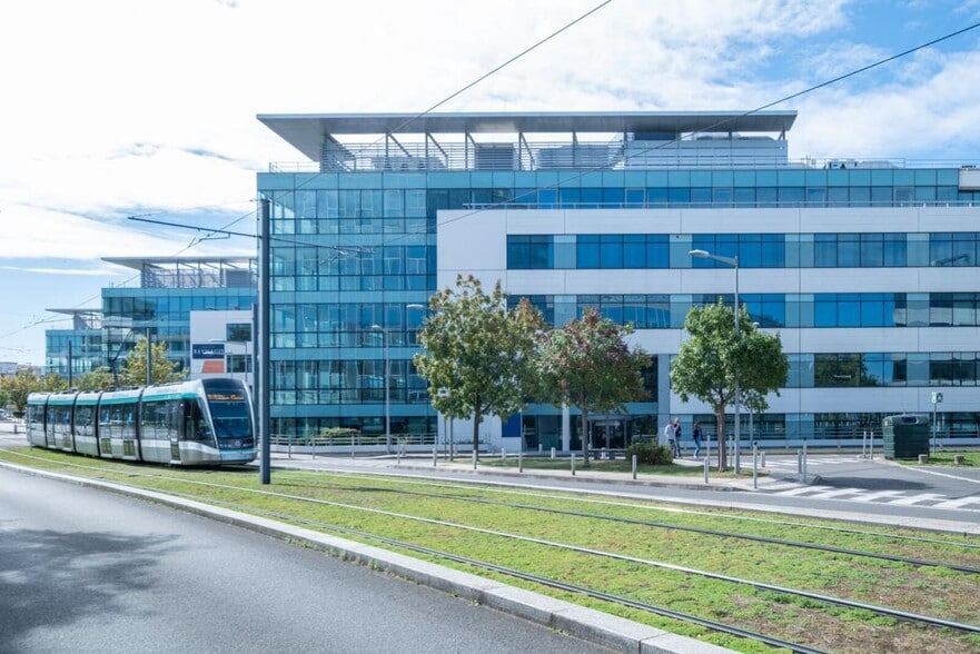Paris Orly-Rungis, Rungis to rent - Building Photo - Image 3 of 3