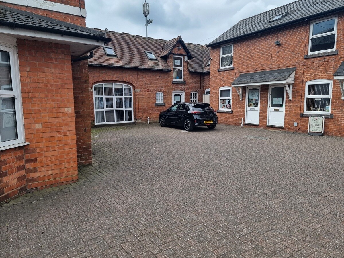 49 Birmingham Rd, Bromsgrove to rent Building Photo- Image 1 of 8
