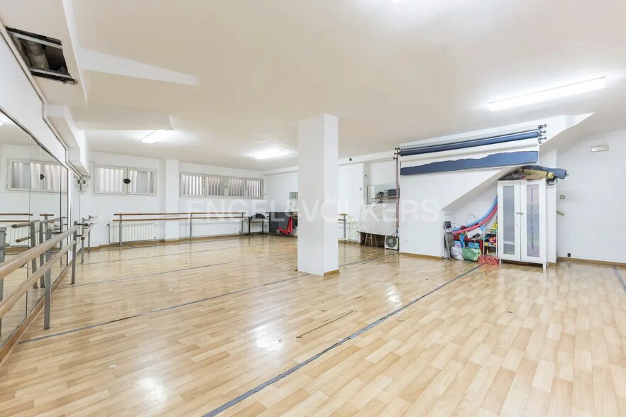 Amplio locales cerca de la Plaza Lesseps portfolio of 2 properties for sale on LoopNet.co.uk - Interior Photo - Image 1 of 25