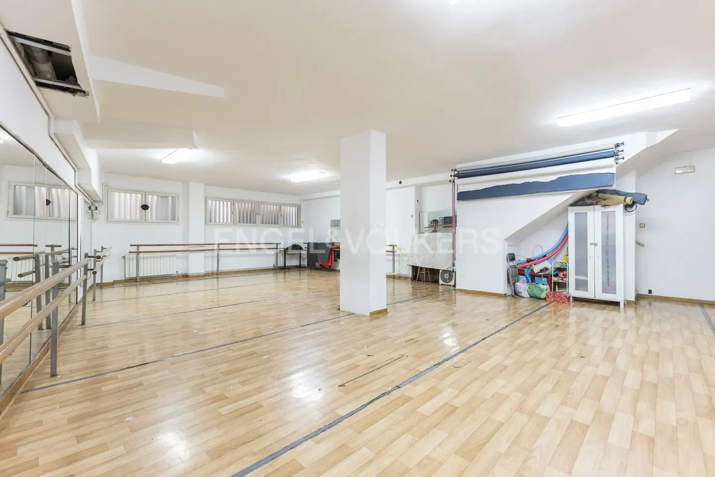 Amplio locales cerca de la Plaza Lesseps portfolio of 2 properties for sale on LoopNet.co.uk Interior Photo- Image 1 of 26