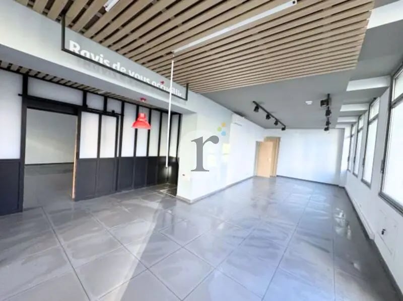 Location Commerce 120 m² - Photo 1