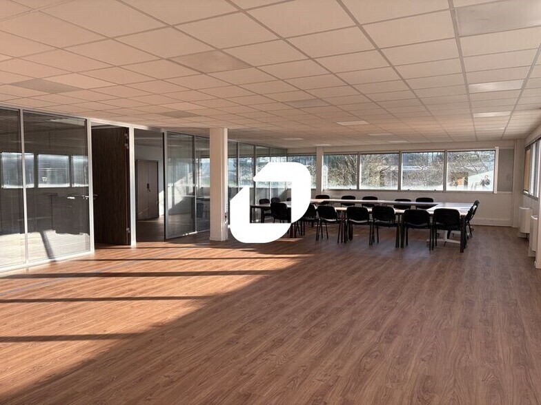 Office in Bron to rent - Interior Photo - Image 2 of 9
