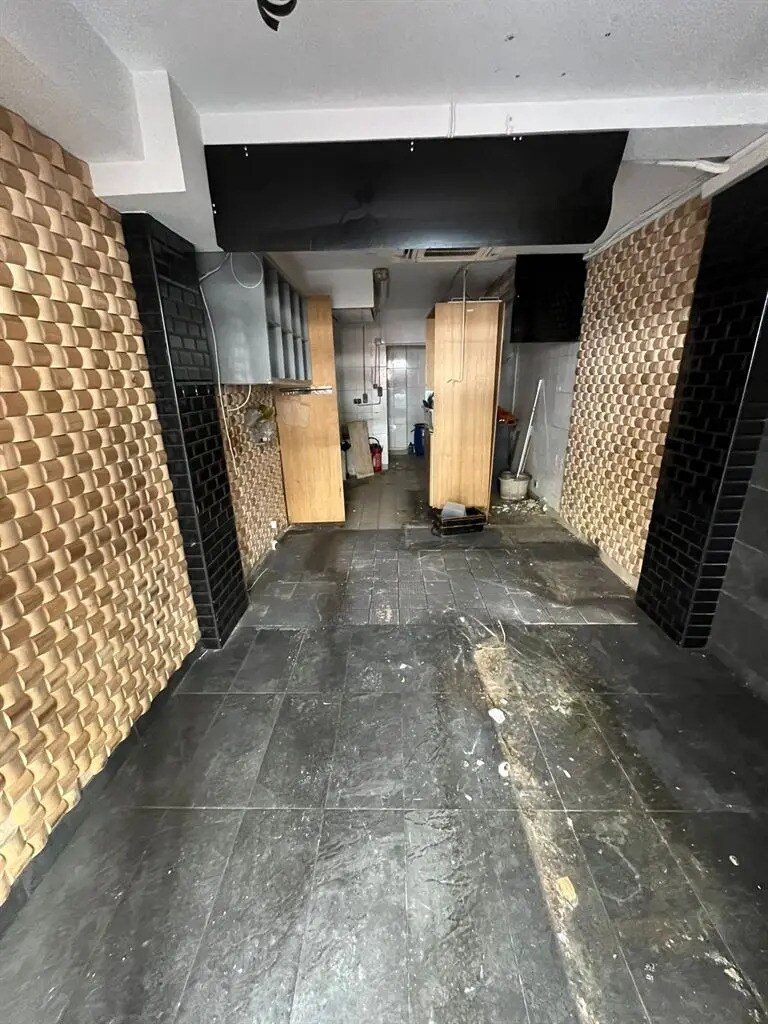 Retail in Paris to rent Interior Photo- Image 1 of 5