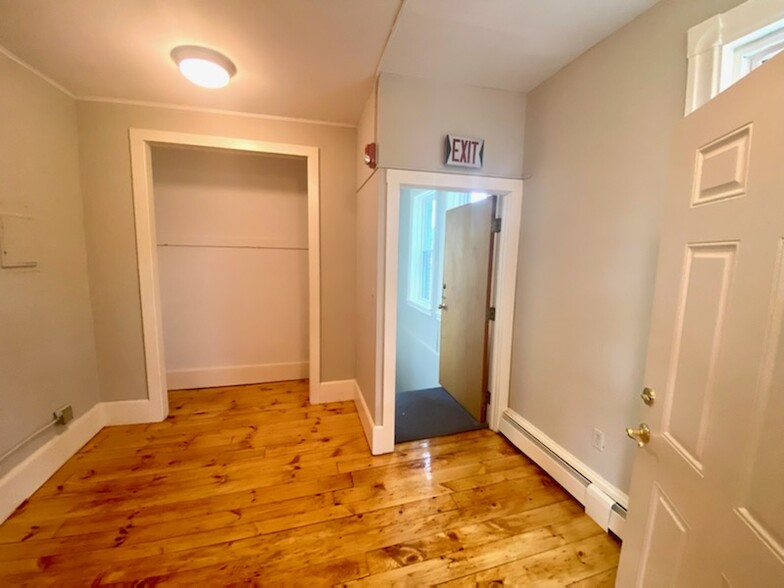 17 Kellogg Ave, Amherst, MA for rent - Building Photo - Image 3 of 16