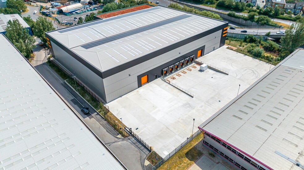 1 Church Manorway, Erith to rent - Building Photo - Image 1 of 17