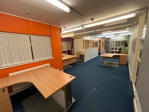 Queens Ave, Macclesfield to rent Interior Photo- Image 2 of 6