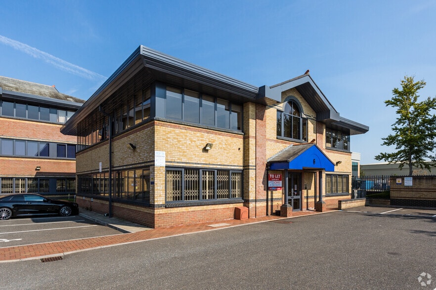 Kelvin Ln, Crawley for sale - Primary Photo - Image 1 of 1